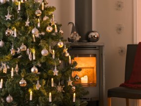 Juletræsbelysning varm hvid 25LED 12m Hvid Fra Konstsmide - Lysene har udskiftelige E10 LED-p&aelig;rer og er monteret p&aring; et 12 meter langt gr&oslash;nt kabel, der falder flot i &eacute;t med tr&aelig;ets grene.
