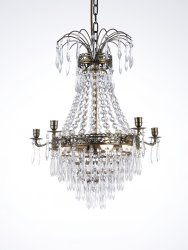Empire Classic Ø50 Antik messing krystal Fra Norrsken Design - De funklende krystaller, som hænger i smukke sløjfer, fanger og spreder lyset videre; en magisk måde, som skaber en varm og indbydende atmosfære i rummet.