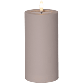 LED Bloklys Flamme Soft 18cm Beige Fra Star Trading - Lyset er en smuk dekoration, b&aring;de alene og i en gruppe med andre lys fra Flamme-serien, og kan bruges b&aring;de indend&oslash;rs og udend&oslash;rs.