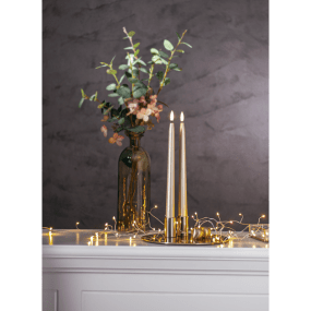 LED Antiklys Flamme Metal 28cm Guld Fra Star Trading - 2-pak antikke plastiklys med en guldskinnende overflade og en h&oslash;jde p&aring; 28 cm.