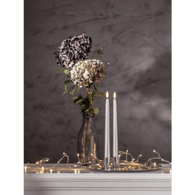 LED Antiklys Flamme Metal 28cm Sølv Fra Star Trading - 2-pak antikke plastiklys med en s&oslash;lvglimrende overflade og en h&oslash;jde p&aring; 28 cm.