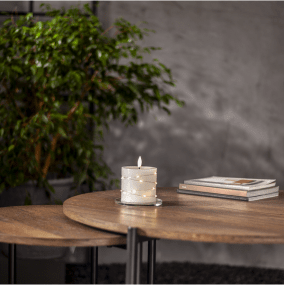 LED Bloklys Flamme Dew 10cm Hvid Fra Star Trading - Flamme Dew er et smukt batteridrevet lys lavet af hvid voks med en indpakket LED-strip omkring, der udsender en hyggelig, varm hvid gl&oslash;d.