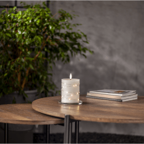 LED Bloklys Flamme Dew 13cm Hvid Fra Star Trading - Flamme Dew er et smukt batteridrevet lys lavet af hvid voks med en indpakket LED-strip omkring, der udsender en hyggelig, varm hvid gl&oslash;d.