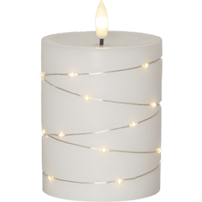 LED Bloklys Flamme Dew 13cm Hvid Fra Star Trading - Flamme Dew er et smukt batteridrevet lys lavet af hvid voks med en indpakket LED-strip omkring, der udsender en hyggelig, varm hvid gl&oslash;d.