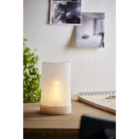 LED Bloklys Flame Hvid Fra Star Trading - Lille frostet plastiklys med dansende Flammeflamme indeni, der giver et varmt gult sk&aelig;r, og indbygget timer.