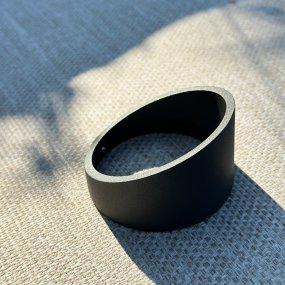 Blændingsskærm Luna Mørkegrå Fra Lightson - Med denne afskærmning kan du skabe et mere behageligt lysmiljø ved at reducere uønsket blænding og fokusere lyset, hvor der er mest brug for det.