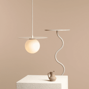 Loop Ø28 Cremet hvid loftslampe Fra Artera - Den runde kuppel i opalglas har en diameter på 14cm og skaber en fin spredning af lys i rummet.