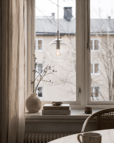 Globi Ø15 Krom/transparent vindueslampe Fra Nordic Lighting - Placer den i et vindue i stuen eller k&oslash;kkenet for en virkelig indbydende atmosf&aelig;re.