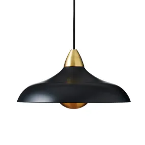 Urban Wide Ø36 Sort loftslampe Fra Superliving - Forbedre dit hjem med den moderne Urban Wide pendel, en stilfuld kombination af matsort finish og elegante messingdetaljer.
