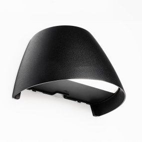 Væglampe OUT-02 Sort Fra Plejd - OUT-02 er en smart v&aelig;glampe til udend&oslash;rs brug med justerbar hvid og indbygget LED, designet til f.