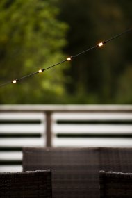 Startpakke Med Lyskæde Amber 6m Sort Fra Konstsmide - Drives af 24V og IP44-klassificeret &ndash; perfekt til b&aring;de terrasser og gr&aelig;spl&aelig;ner.