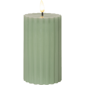 LED Bloklys Flamme Stripe Grøn Fra Star Trading - Den har en timerfunktion og n&aring;r kontakten er t&aelig;ndt; timertilstanden t&aelig;nder lyset i 6 timer, 18 timer slukket, gentagne gange med en smuk realistisk flamme i varmt hvidt lys.