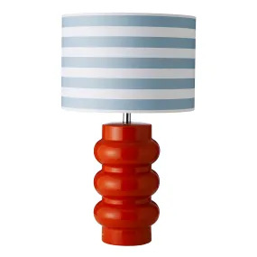 Lyon 56cm Orange bordlampe Fra Superliving - Med en rigt designet orange keramisk base og en stribet nuance i bl&aring; og hvid, kombinerer Lyon moderne stil med en retro-inspireret f&oslash;lelse.