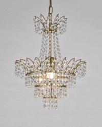 Estelle Ø35 Antik messing krystal Fra Norrsken Design - Kombinationen af antik messing og funklende krystaller skaber en tidløs elegance, der gør denne krystallysekrone til et perfekt omdrejningspunkt i dit hjem.