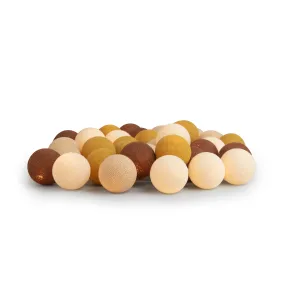 Irislights Biscotti 20-lights Brun Fra Irislights - Med sin varme gl&oslash;d og jordfarver i brun, beige og hvid er Biscotti en popul&aelig;r indretningsdetalje for b&aring;de store og sm&aring;.