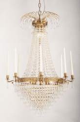 Empire Classic Ø65 Børstet messing krystal Fra Norrsken Design - Empire Classic 8-armet i børstet messing er en storslået krystallysekrone, der tilføjer en følelse af tidløs elegance til dit hjem.