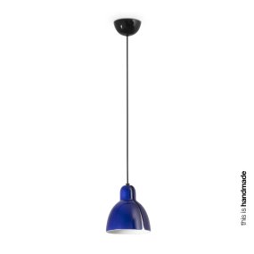 Venice Ø16 Blå loftslampe Fra Faro Barcelona - Den bl&aring; keramiske sk&aelig;rm er h&aring;ndlavet i et v&aelig;rksted i Barcelona og passer perfekt i lampeholderen - nem at samle selv!