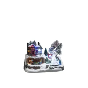 Mekanisk Juledekoration Med Togstation Flerfarvet Fra Konstsmide - Træd ind i en vinterlig miniatureverden med denne mekaniske juledekoration &ndash; en charmerende togstation i rolige omgivelser.