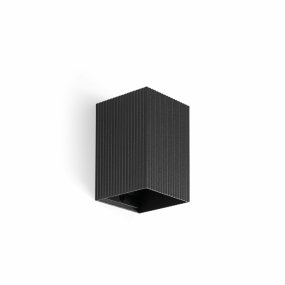 Lune 10cm Sort rillet væglampe Fra Faro Barcelona - Lune er en firkantet v&aelig;glampe med en sort ribbet overflade, der kombinerer funktion og form.