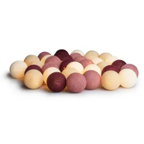 Irislights Dusty Pink 20-lights Lyserød Fra Irislights - Den elegante Dusty Pink lysk&aelig;de kommer fra Irislights og er en dejlig lyskilde lavet af h&aring;ndlavede kugler i bomuld og polyester.