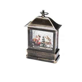 Vandfyldt Lanterne Med Nisse I Slæde Brun Fra Konstsmide - Med en smuk scene af julemanden og hans rensdyr i et vinterlandskab, glitrende sne&ouml; og varmhvidt LED-lys (3000K), bliver det en stemningsfuld detalje i hjemmet.