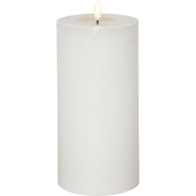 LED Bloklys Flamme Flow Big Hvid Fra Star Trading - Den har en timerfunktion og når kontakten er tændt; timertilstanden tænder lyset i 6 timer, 18 timer slukket, gentagne gange, med en smuk realistisk flamme i et varmt hvidt skær.