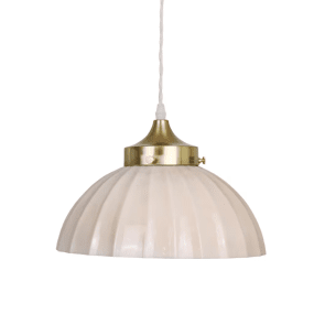Irma Ø30 Beige loftslampe Fra Strömshaga - Da lamperne er mundbl&aelig;ste og lavet af genbrugsglas, er der naturlige farvevariationer og sm&aring; m&aelig;rker i glasset, s&aring;kaldte &quot;glimt&quot;.