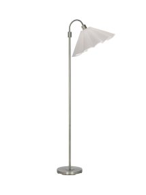 Amy Flex Sølv gulvlampe Fra PR Home - Lampen har en metalramme i sølvfinish med en justerbar overarm og en tænd/sluk-knap på basen for nem brug.