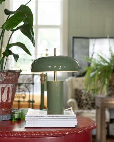 Lex 40cm Grøn bordlampe Fra Alde & Lind - Lex er en moderne bordlampe i metal med en mat grøn farve og en højglans, emaljelignende finish.