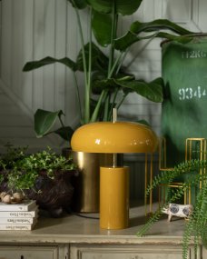 Lex 40cm Gul bordlampe Fra Alde & Lind - Lex er en moderne bordlampe i metal med en sennepsgul farve og en højglans, emaljelignende finish.