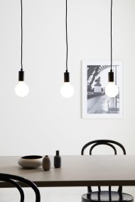 Sky 68cm Sort loftslampe Fra Markslöjd - Denne stilfulde loftspendel i sort metal er et elegant alternativ til belysning over et spisebord eller køkken.