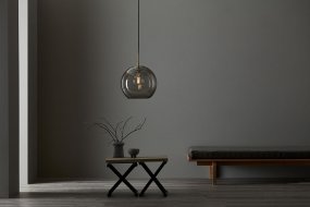 Gloria Ø26 Røget/messing loftslampe Fra Belid - Den best&aring;r af en ramme i messingfarvet metal og en glassk&aelig;rm i r&oslash;get mundbl&aelig;st glas.