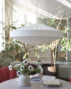 Alba Skærm Ekskl. Ophæng Ø78 Hvid loftslampe Fra Alde & Lind - Alba er en blød og dekorativ lampeskærm med metalramme og hvidt tekstil i elastisk jersey.