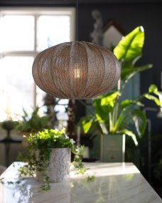 Moon Skærm Ekskl. Ophæng Ø45 Brun loftslampe Fra Alde & Lind - Moon giver rummet en varm og hyggelig følelse og passer ind i mange forskellige indretningsstile.