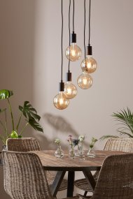 Sky Ø32 Sort loftslampe Fra Markslöjd - Loftslampe fra Sky-serien, med fem lamper i sort metal og sort tekstilledning, der hænger i forskellige niveauer fra et rundt loftbeslag.