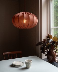 Moon Skærm Ekskl. Ophæng Ø45 Rust loftslampe Fra Alde & Lind - Moon er en rund loftslampesk&aelig;rm med metalramme og stof i en varm rustfarve.