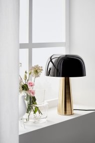 Blanca 35cm Sort bordlampe Fra Markslöjd - Blanca er en lidt mindre bordlampe i messing og sort, helt metal med en højde på 35cm.