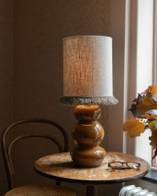 Becca 36cm Brun lampefod Fra Alde & Lind - Becca er en dekorativ lampefod i metal med en varm brun farve og en blank, emaljelignende finish.