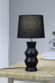 Sienna 46cm Sort Fra Markslöjd - Med en højde på 46 cm og en skærm med en diameter på 23 cm er den perfekt at placere på et hallmøbel eller sidebord.