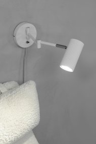 Costilla Hvid Fra Markslöjd - Med sin praktiske vægmontering og stilfulde design er denne lampe både funktionel og dekorativ og tilføjer et sofistikeret element til din indretning.