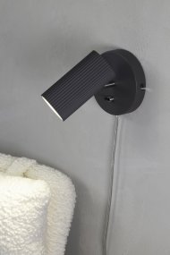 Costilla Grå læselampe Fra Markslöjd - Costilla&nbsp;væglampen har et moderne og industrielt design med en stilfuld, ribbet skærm i mørkegrå.