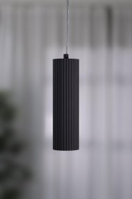 Costilla Ø7 Grå vindueslampe Fra Markslöjd - Diskret ribbet metalsk&aelig;rm, der h&aelig;nger i et gennemsigtigt kabel.