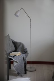 Patro Beige gulvlampe Fra Markslöjd - Den praktiske, justerbare flexarm i st&aring;l har en indbygget kontakt til den integrerede LED-belysning, som kan d&aelig;mpes i tre trin, n&aring;r lampen t&aelig;ndes og slukkes.