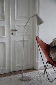 Funil Beige gulvlampe Fra Markslöjd - Lampen er lavet af beige lakeret metal og har et dekorativt kegleformet lampehoved, der kan drejes og justeres.