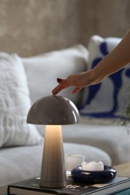 Fungi 27cm Greige Fra Markslöjd - Indbygget batteri, der oplades via det medf&oslash;lgende USB-C-kabel (1m), der tilsluttes en Min 1A Max 6A adapter (medf&oslash;lger ikke) og kan bruges tr&aring;dl&oslash;st i op til 8 timer.