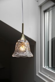 Luna Ø14 Transparent/messing vindueslampe Fra Markslöjd - Vinduslampe i transparent glas med fine detaljer i valn&oslash;ddefinish og en dekorativ, bl&oslash;dt buet form i bunden - et romantisk design, der skaber en varm og im&oslash;dekommende f&oslash;lelse i vinduet eller et lille hj&oslash;rne.