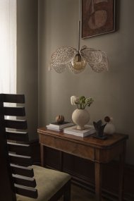 Styrka Ø63 Flerfarvet loftslampe Fra Markslöjd - Loftlampe i et udtryksfuldt leopardm&oslash;nster i sort og beige, med en blomsterlignende form i bananfiber, der giver et bl&oslash;dt og dekorativt indtryk.