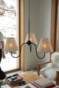 Veya Ø90 Sort Fra Markslöjd - Stor loftlampe med tre bl&oslash;dt buede arme i sort metal med et st&oslash;bejernslook, kombineret med beige linnedsk&aelig;rme, der spreder et varmt og behageligt lys.