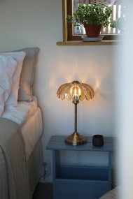 Kurage 43cm Antik messing/rav Fra Markslöjd - Bordlampe i klassisk stil med fod i antik messingfinish og dekorativ ravfarvet glassk&aelig;rm.