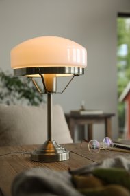 Aurelia 40cm Antik messing bordlampe Fra Markslöjd - Glassk&aelig;rmen har en diameter p&aring; 25 cm og spreder et bl&oslash;dt og behageligt lys.